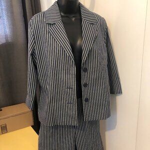 Wmn's ERIN LONDON jacket /shorts set.